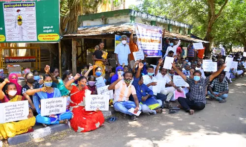 காதுகேளாதோர் விசில் ஊதி காத்திருப்பு போராட்டம் காதுகேளாதோர் விசில் ஊதி காத்திருப்பு போராட்டம்