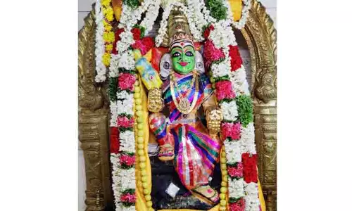 சாமுண்டீஸ்வரி அம்மனுக்கு சிறப்பு அலங்காரம் சாமுண்டீஸ்வரி அம்மனுக்கு சிறப்பு அலங்காரம்
