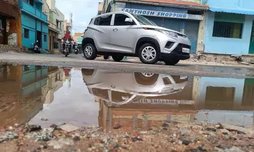 சாலையில் வழிந்தோடும் கழிவுநீர்