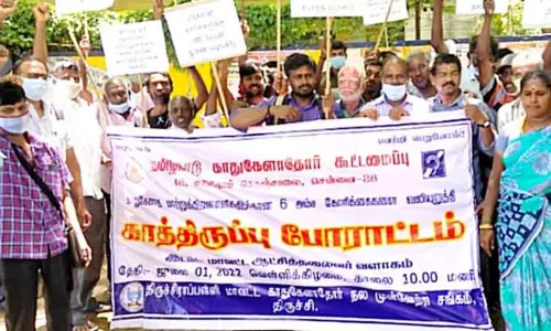 காதுகேளாதோர் சைகை காட்டி நூதன போராட்டம்