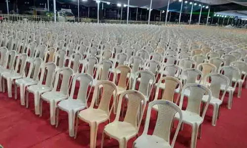 தயார் நிலையில் இருக்கைகள்