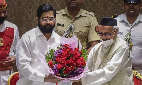 ஏக்நாத் ஷிண்டே சிவசேனா கட்சியில் இருந்து நீக்கம் - உத்தவ் தாக்கரே அதிரடி ஏக்நாத் ஷிண்டே சிவசேனா கட்சியில் இருந்து நீக்கம் - உத்தவ் தாக்கரே அதிரடி