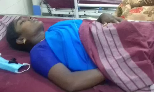 ஈரோடு அரசு ஆஸ்பத்திரியில்  தற்காலிக பெண் ஊழியர் தற்கொலைக்கு முயன்றதால் பரபரப்பு