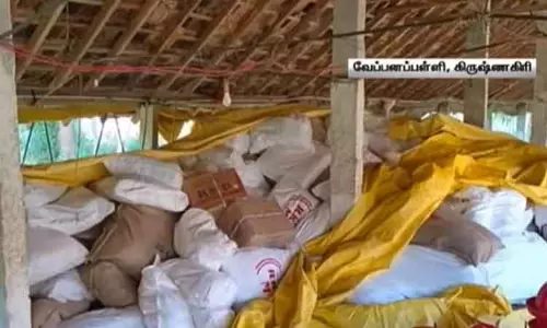கிருஷ்ணகிரியில் ரூ.26 லட்சம் மதிப்பிலான குட்கா பொருட்கள் பறிமுதல் கிருஷ்ணகிரியில் ரூ.26 லட்சம் மதிப்பிலான குட்கா பொருட்கள் பறிமுதல்