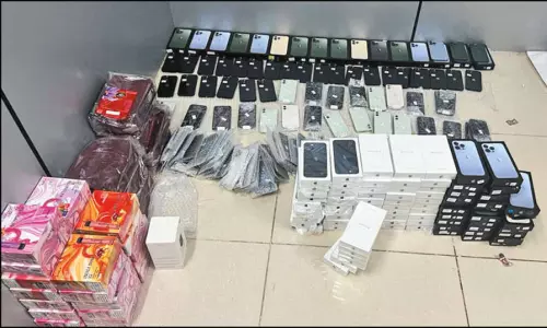 சார்ஜாவில் இருந்து சென்னைக்கு கடத்தி வரப்பட்ட ரூ.1¼ கோடி தங்கம், செல்போன்கள் பறிமுதல்