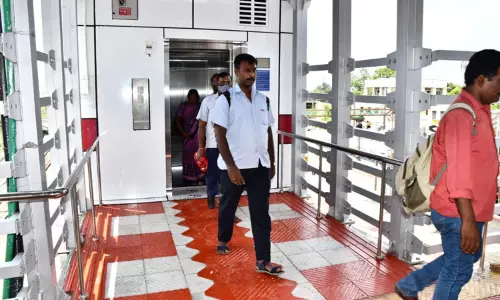 சென்னை பேசின் பிரிட்ஜ் ரெயில் நிலையத்தில் 2 புதிய லிப்டுகள் அமைப்பு சென்னை பேசின் பிரிட்ஜ் ரெயில் நிலையத்தில் 2 புதிய லிப்டுகள் அமைப்பு