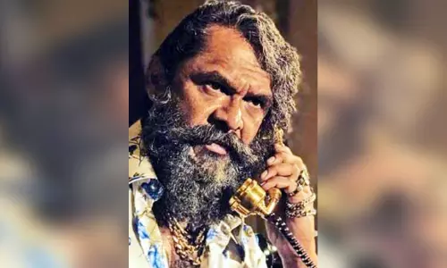 அப்பளமாக நொறுங்கிய கார் : விபத்தில் உயிர் தப்பிய நடிகர் அப்பளமாக நொறுங்கிய கார் : விபத்தில் உயிர் தப்பிய நடிகர்