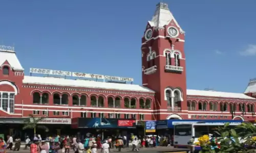 சென்னை சென்டிரல் ரெயில் நிலையத்தில் பயணிகளுக்கு இலவச குடிநீர் கேன் வழங்கும் திட்டம் சென்னை சென்டிரல் ரெயில் நிலையத்தில் பயணிகளுக்கு இலவச குடிநீர் கேன் வழங்கும் திட்டம்