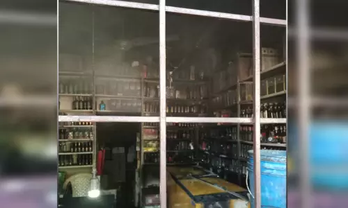 சென்னை: மதுபான கடையில் தீ விபத்து; ரூ.9 லட்சம் மதிப்புள்ள பொருட்கள் எரிந்து நாசம்