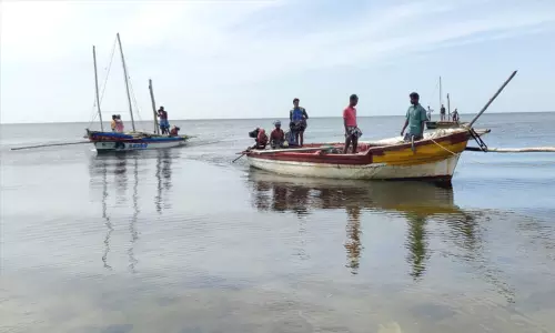 கோட்டைப்பட்டினம் அருகே கடலில் தவறி விழுந்த மீனவர் உயிரிழப்பு....! கோட்டைப்பட்டினம் அருகே கடலில் தவறி விழுந்த மீனவர் உயிரிழப்பு....!