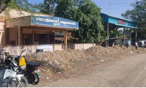 மண் மேடுகளால் சூழப்பட்ட சார் பதிவாளர் அலுவலகம்