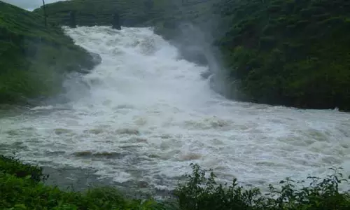 வால்பாைறயில் தொடர் மழை காரணமாக  சோலையாறு அணை நீர்மட்டம் 118 அடியை தாண்டியது-  பிர்லா நீர்வீழ்ச்சியில் வெள்ளப்பெருக்கு