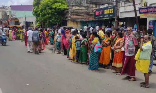 பொள்ளாச்சி ரெயில் நிலையத்திற்கு பஸ்கள் இயக்க வேண்டும்   சமூக ஆர்வலர்கள் வலியுறுத்தல்