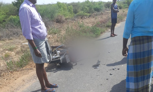 ஸ்ரீ வைகுண்டம் அருகே மோட்டார் சைக்கிள்கள் நேருக்கு நேர் மோதல் - மாட்டு வியாபாரி பலி