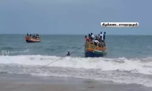 கடல் சீற்றத்தில் சிக்கிக் கொண்ட படகு - கடலில் தத்தளித்த 2 மீனவர்கள் மாயம் கடல் சீற்றத்தில் சிக்கிக் கொண்ட படகு - கடலில் தத்தளித்த 2 மீனவர்கள் மாயம்