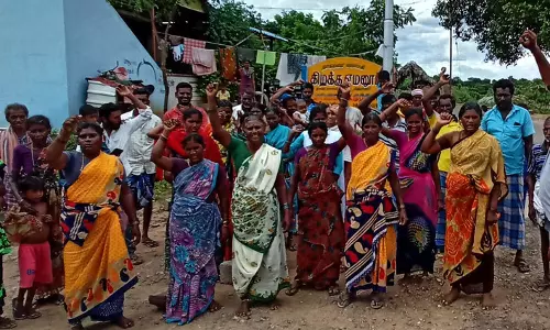 சுகாதாரமற்ற குடிநீர் வினியோகத்தை கண்டித்து பொதுமக்கள் ஆர்ப்பாட்டம் சுகாதாரமற்ற குடிநீர் வினியோகத்தை கண்டித்து பொதுமக்கள் ஆர்ப்பாட்டம்