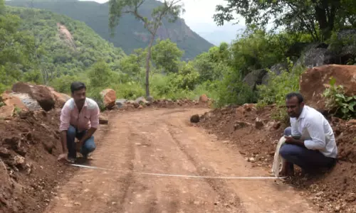 ஈரோடு மாவட்டத்தில் வனப்பகுதியில் உள்ள  கத்திரிமலை கிராமத்துக்கு ரூ.1½ கோடியில் சாலை அமைக்கும் பணி  பொதுமக்கள் மகிழ்ச்சி