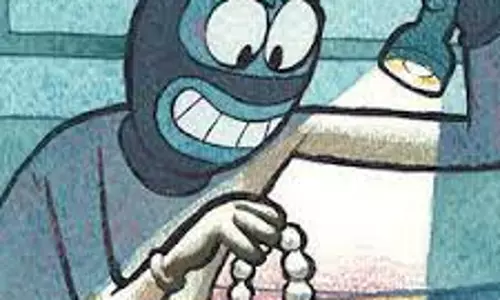 வீட்டின் பூட்டை உடைத்து நகை திருட்டு