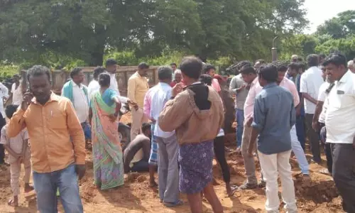 அலுவலர்களை முற்றுகையிட்ட பொதுமக்கள்