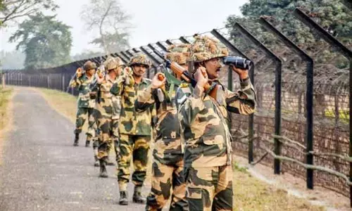 இந்திய எல்லைக்கு வழி தவறி வந்த பாகிஸ்தான் சிறுவன் - திருப்பி ஒப்படைப்பு இந்திய எல்லைக்கு வழி தவறி வந்த பாகிஸ்தான் சிறுவன் - திருப்பி ஒப்படைப்பு