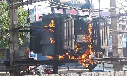 டிரான்ஸ்பார்மர் தீப்பிடித்து எரிந்ததால் பரபரப்பு டிரான்ஸ்பார்மர் தீப்பிடித்து எரிந்ததால் பரபரப்பு