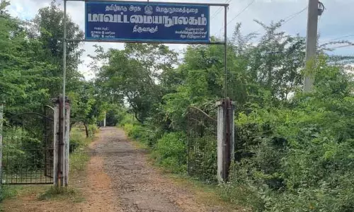 கரடு, முரடாக காட்சி அளிக்கும் நூலக சாலை கரடு, முரடாக காட்சி அளிக்கும் நூலக சாலை