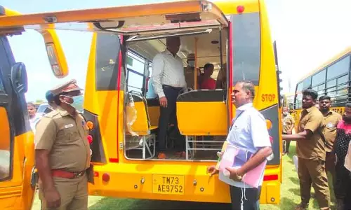 செல்போன் பேசி கொண்டு பள்ளி வாகனத்தை ஓட்டக்கூடாது