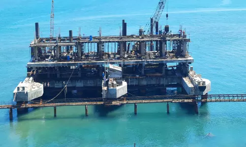 பாம்பன் கடலுக்குள் கட்டப்படும் 2 மாடி கட்டிடம்