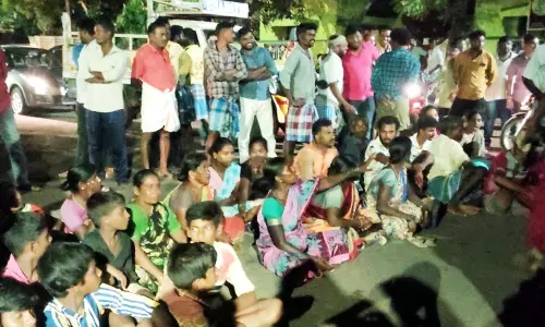 மாயமான மாணவியை கண்டுபிடித்து தரவில்லை என போலீசாரை கண்டித்து சாலை மறியல் மாயமான மாணவியை கண்டுபிடித்து தரவில்லை என போலீசாரை கண்டித்து சாலை மறியல்