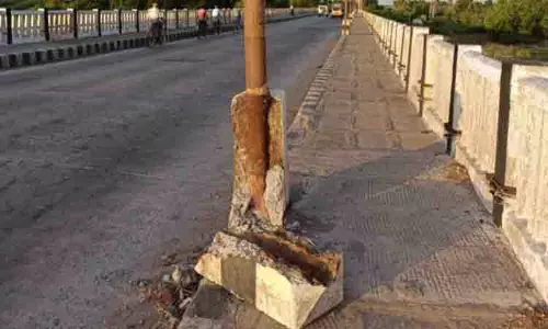 சேதமடைந்த மின் கம்பங்கள்