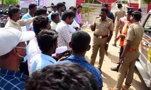 டி.என்.பி.எஸ்.சி. தேர்வு எழுத தாமதமாக வந்தவர்கள் அனுமதிக்கப்படாததால் பரபரப்பு டி.என்.பி.எஸ்.சி. தேர்வு எழுத தாமதமாக வந்தவர்கள் அனுமதிக்கப்படாததால் பரபரப்பு