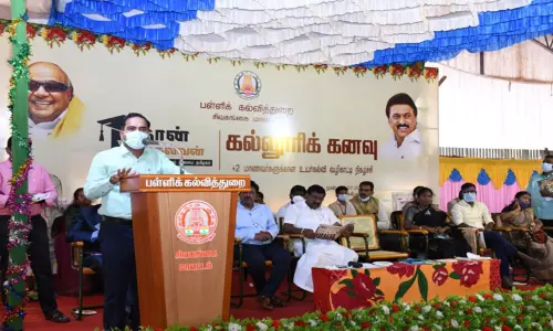 மற்ற மாநிலங்களை காட்டிலும் உயர்கல்வி கற்பதில் தமிழகம் சிறந்து விளங்குகிறது-வழிகாட்டி நிகழ்ச்சியில் கலெக்டர் பேச்சு