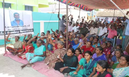 தொழிலாளி கொலையில் வாலிபர் கைது; உடலை வாங்க மறுத்து 2-வது நாளாக உறவினர்கள் போராட்டம்