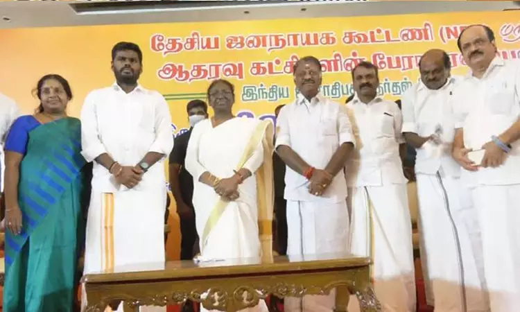 எடப்பாடி பழனிசாமி மற்றும் அவரது ஆதரவாளர்கள்... ... #லைவ் : திரவுபதி முர்மு முதலில் எடப்பாடி பழனிசாமி  உடன்.. பிறகு ஓ.பன்னீர் செல்வமுடன் தனித்தனியே சந்திப்பு..!