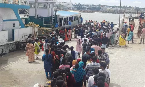 கன்னியாகுமரியில் குவிந்த சுற்றுலா பயணிகள் கன்னியாகுமரியில் குவிந்த சுற்றுலா பயணிகள்