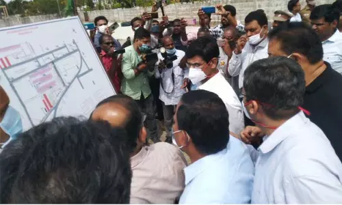 மாமல்லபுரம் செஸ் ஒலிம்பியாட் போட்டி நடைபெறும் அரங்கத்தில் தலைமை செயலர் ஆய்வு மாமல்லபுரம் செஸ் ஒலிம்பியாட் போட்டி நடைபெறும் அரங்கத்தில் தலைமை செயலர் ஆய்வு