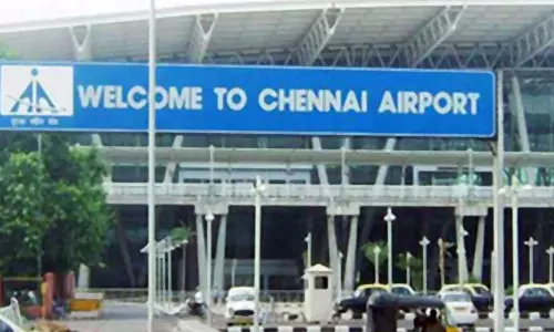 சென்னை விமான நிலையத்தில் ரூ.98½ லட்சம் தங்கம் சிக்கியது - இலங்கை வாலிபர் கைது சென்னை விமான நிலையத்தில் ரூ.98½ லட்சம் தங்கம் சிக்கியது - இலங்கை வாலிபர் கைது