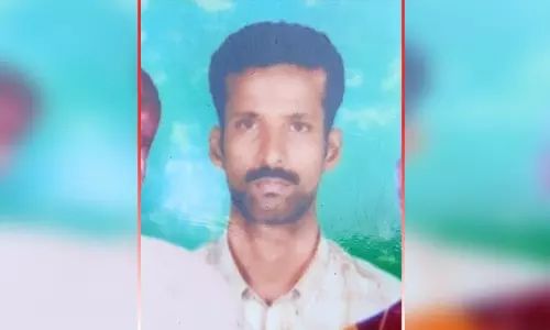வீட்டில் தூங்கிக் கொண்டிருந்த நபர் வெட்டி கொலை - மர்மநபர்களுக்கு போலீஸ் வலைவீச்சு வீட்டில் தூங்கிக் கொண்டிருந்த நபர் வெட்டி கொலை - மர்மநபர்களுக்கு போலீஸ் வலைவீச்சு