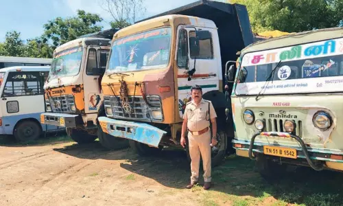 திருவள்ளூர் சுற்றுவட்டார பகுதிகளில் விதிமுறைகளை மீறி இயங்கிய வாகனங்களுக்கு அபராதம் - போக்குவரத்து துறை அதிகாரிகள் நடவடிக்கை