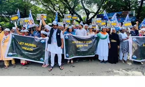 ஆரே காலனியில் மெட்ரோ பணிமனைக்கு எதிர்ப்பு- அனுமன் பஜனை பாடி ஆம் ஆத்மி கட்சியினர் போராட்டம் ஆரே காலனியில் மெட்ரோ பணிமனைக்கு எதிர்ப்பு- அனுமன் பஜனை பாடி ஆம் ஆத்மி கட்சியினர் போராட்டம்