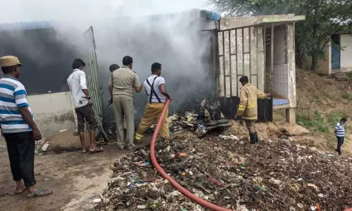 வேலூர்: திடக்கழிவு மேலாண்மை மையத்தில் திடீரென தீப்பிடித்ததால் பரபரப்பு