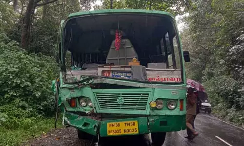 வால்பாறை-பொள்ளாச்சி மலைப்பாதையில் பஸ்-லாரி நேருக்கு நேர் மோதியது. இதனால் 3½ மணி நேரம் போக்குவரத்து பாதிக்கப்பட்டது.
