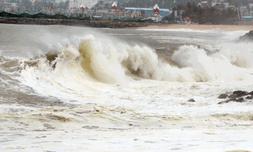 குமரி மாவட்டத்தில் கடல் சீற்றம் நீடிப்பு குமரி மாவட்டத்தில் கடல் சீற்றம் நீடிப்பு