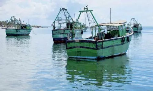கடலூர்: மீனவர்களுக்கு மாவட்ட ஆட்சியர் கடும் எச்சரிக்கை..! கடலூர்: மீனவர்களுக்கு மாவட்ட ஆட்சியர் கடும் எச்சரிக்கை..!