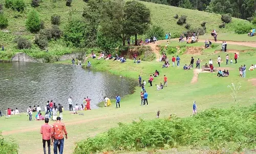 களைகட்டிய மன்னவனூர் சூழல் சுற்றுலா மையம்;  ஜிப்லைன் சாகசம், படகுசவாரி செய்து சுற்றுலா பயணிகள் உற்சாகம்