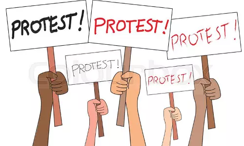 சிக்கமகளூருவில் கல்லூரி மாணவ-மாணவிகள் போராட்டம் சிக்கமகளூருவில் கல்லூரி மாணவ-மாணவிகள் போராட்டம்