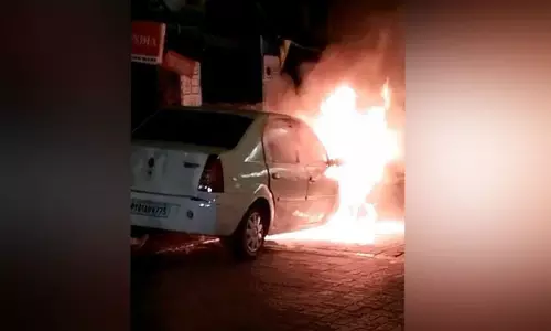 சாலையில் சென்று கொண்டிருந்த கார் திடீரென தீப்பிடித்து எறிந்ததால் பரபரப்பு சாலையில் சென்று கொண்டிருந்த கார் திடீரென தீப்பிடித்து எறிந்ததால் பரபரப்பு