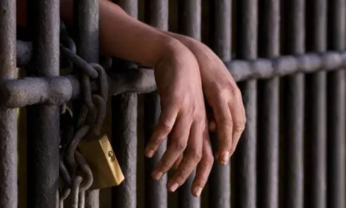 சிறுமியை எரித்து கொல்ல முயற்சி:  வாலிபர் சிறையில் அடைப்பு