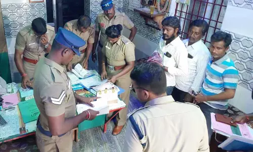 தனியார் நிதி நிறுவன அலுவலக பூட்டை உடைத்து போலீசார் சோதனை