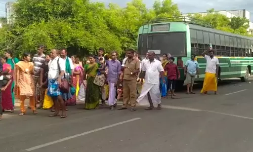 அரசு பஸ் டயர் வெடித்ததால் பயணிகள் அவதி அரசு பஸ் டயர் வெடித்ததால் பயணிகள் அவதி
